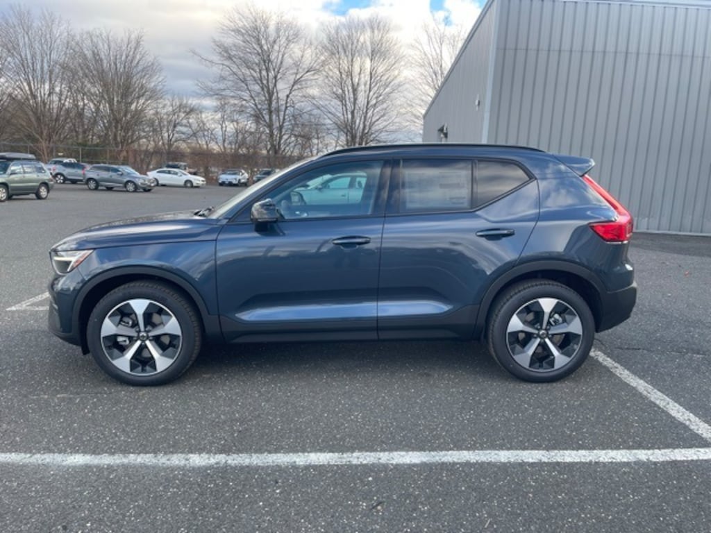 New 2026 Volvo XC40 B5 Core SUV