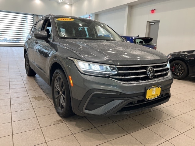 2024 Volkswagen Tiguan SE's photo