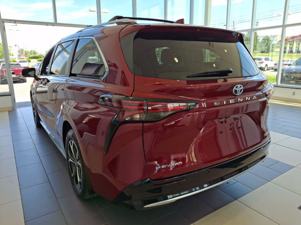 Used 2025 Toyota Sienna Platinum Platinum AWD 7-Passenger