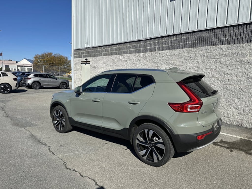 Used 2025 Volvo XC40  B5 AWD Ultra Bright Theme