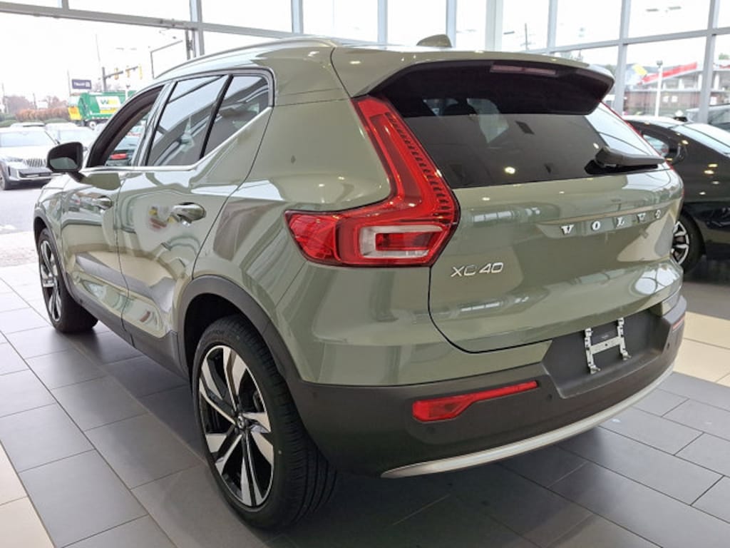 Used 2025 Volvo XC40 B5 AWD Ultra Bright Theme