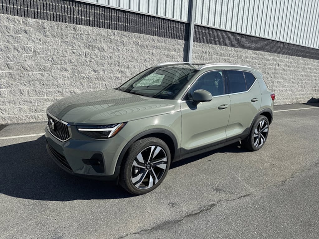 Used 2025 Volvo XC40  B5 AWD Ultra Bright Theme