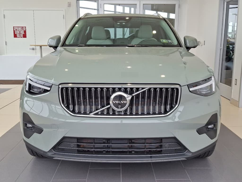 Used 2025 Volvo XC40 B5 AWD Ultra Bright Theme