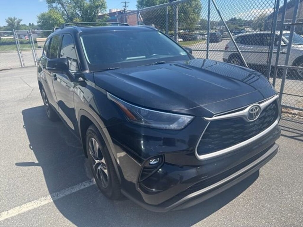 Used 2021 Toyota Highlander XLE XLE AWD
