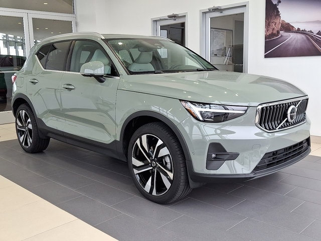 2025 Volvo XC40 B5 AWD Ultra Bright Theme 