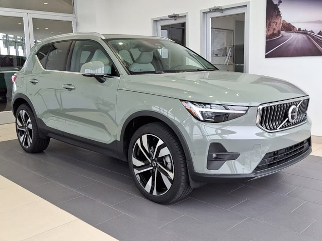 Used 2025 Volvo XC40 B5 AWD Ultra Bright Theme