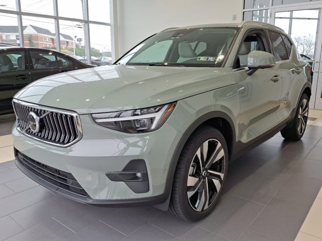 Used 2025 Volvo XC40 B5 AWD Ultra Bright Theme