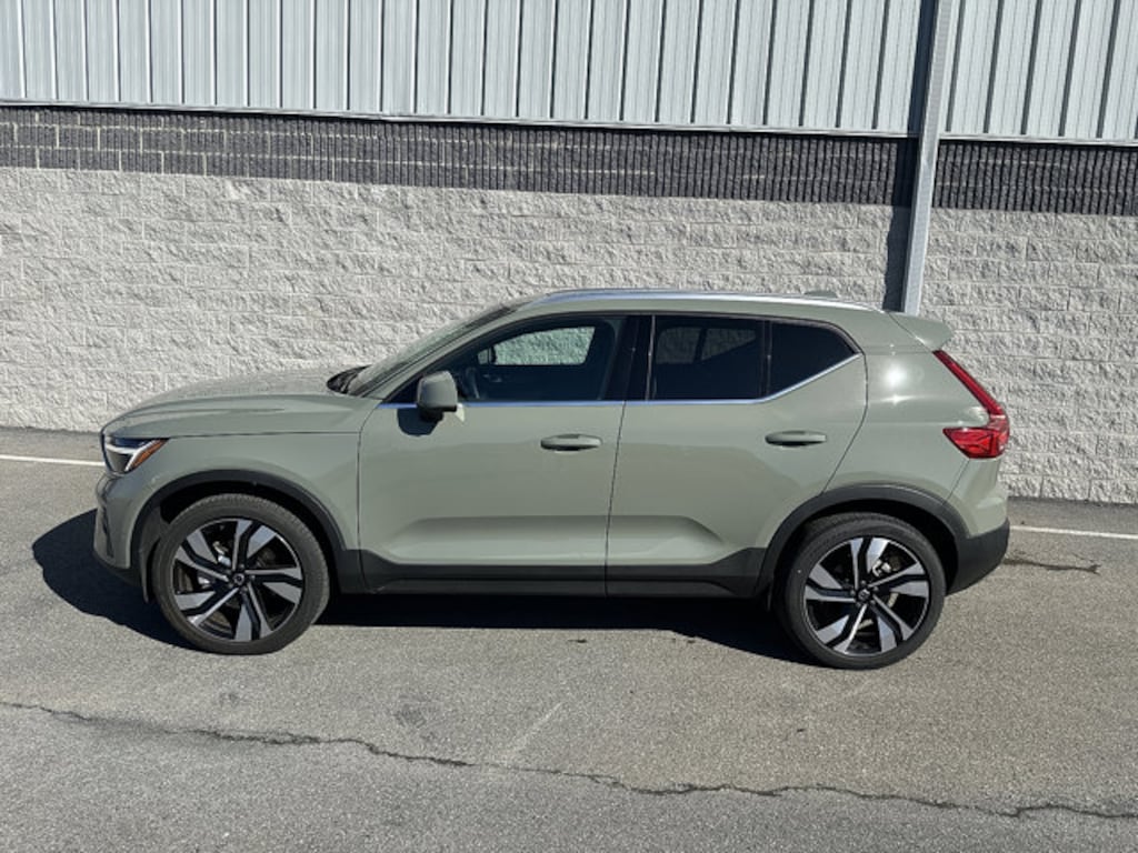 Used 2025 Volvo XC40  B5 AWD Ultra Bright Theme