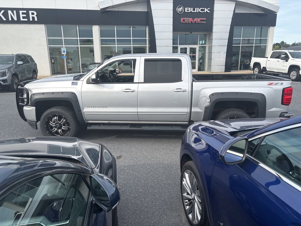 2017 Chevrolet Silverado 1500 LT photo 2