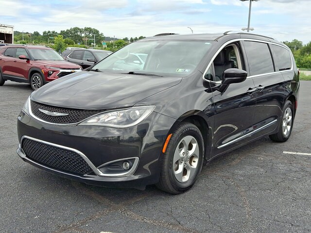 2017 Chrysler Pacifica Touring Plus photo 3