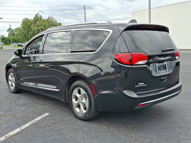 2017 Chrysler Pacifica Touring Plus photo 4
