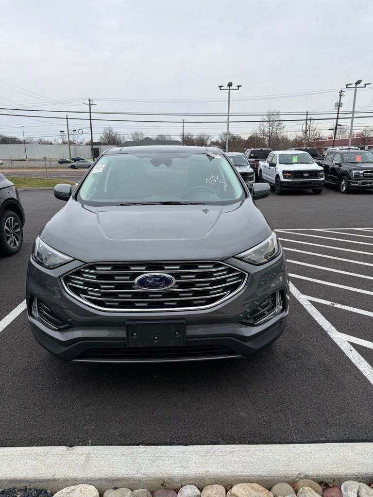 2022 Ford Edge SEL photo 2