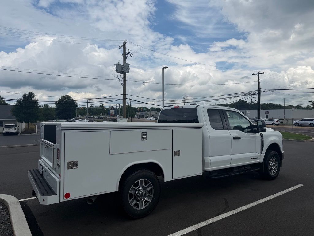 2025 Ford F-350 Super Duty Chassis Cab XLT - Photo 11