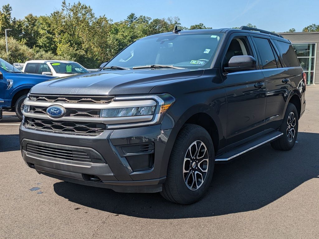 2022 Ford Expedition XLT photo 2