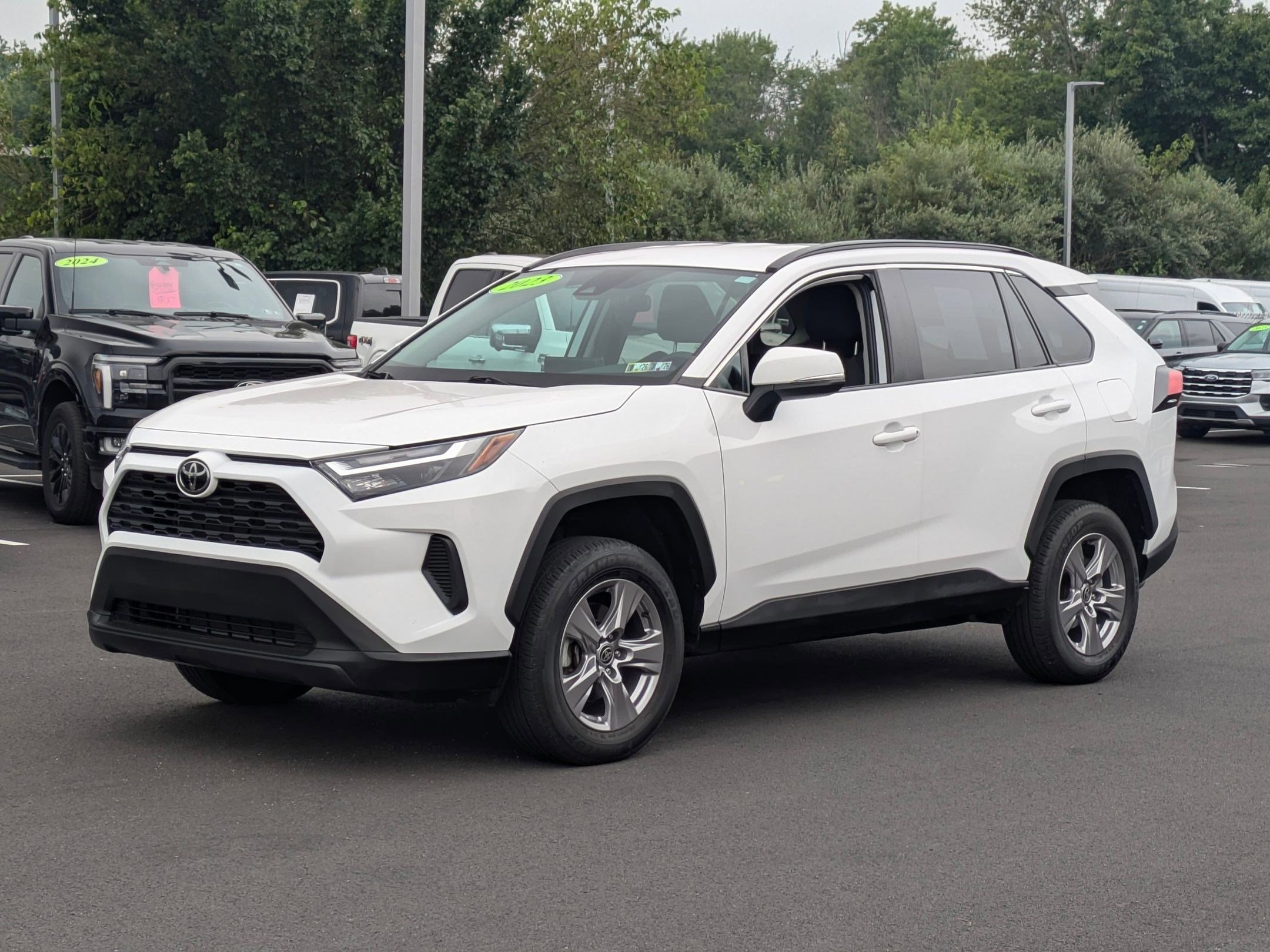 2023 Toyota RAV4 XLE photo 3