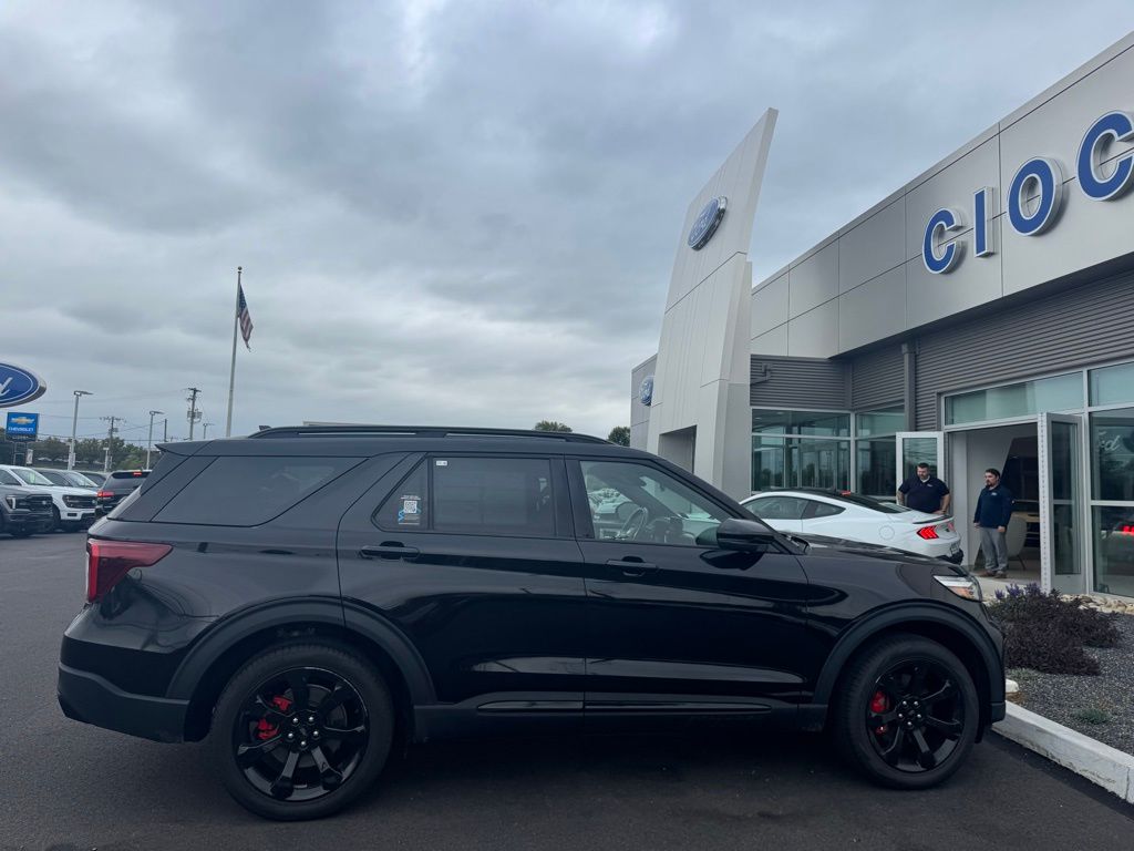 2022 Ford Explorer ST photo 2