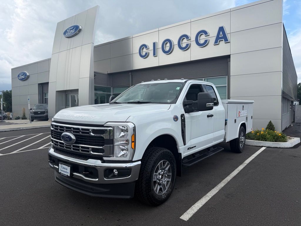 2025 Ford F-350 Super Duty Chassis Cab XLT - Photo 11