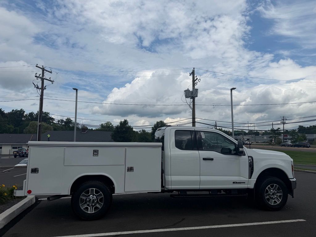 2025 Ford F-350 Super Duty Chassis Cab XLT - Photo 7