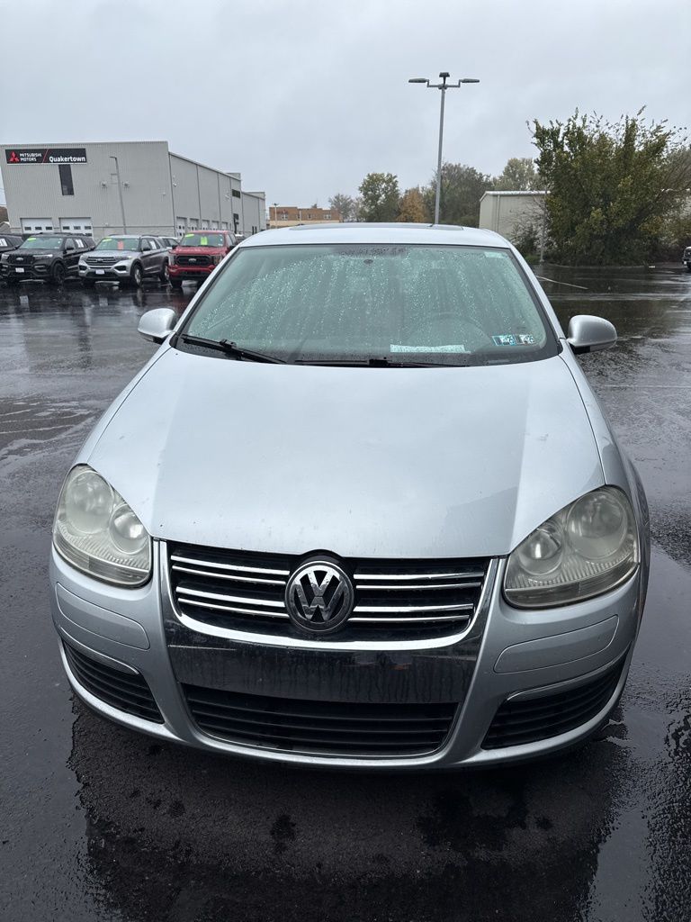 2010 Volkswagen Jetta Limited photo 2