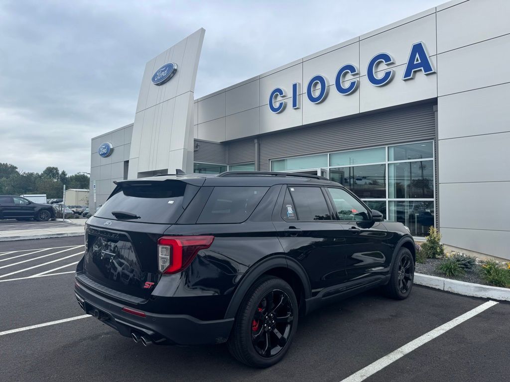 2022 Ford Explorer ST photo 3