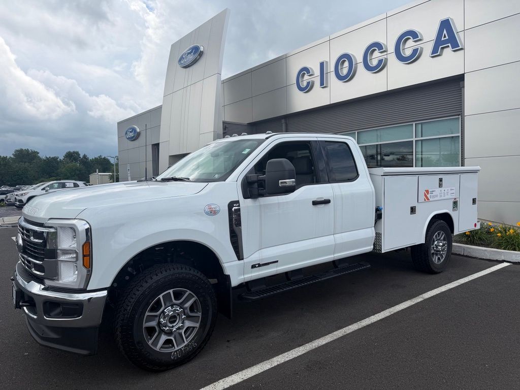2025 Ford F-350 Super Duty Chassis Cab XLT - Photo 10