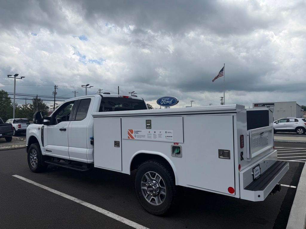 2025 Ford F-350 Super Duty Chassis Cab XLT - Photo 8