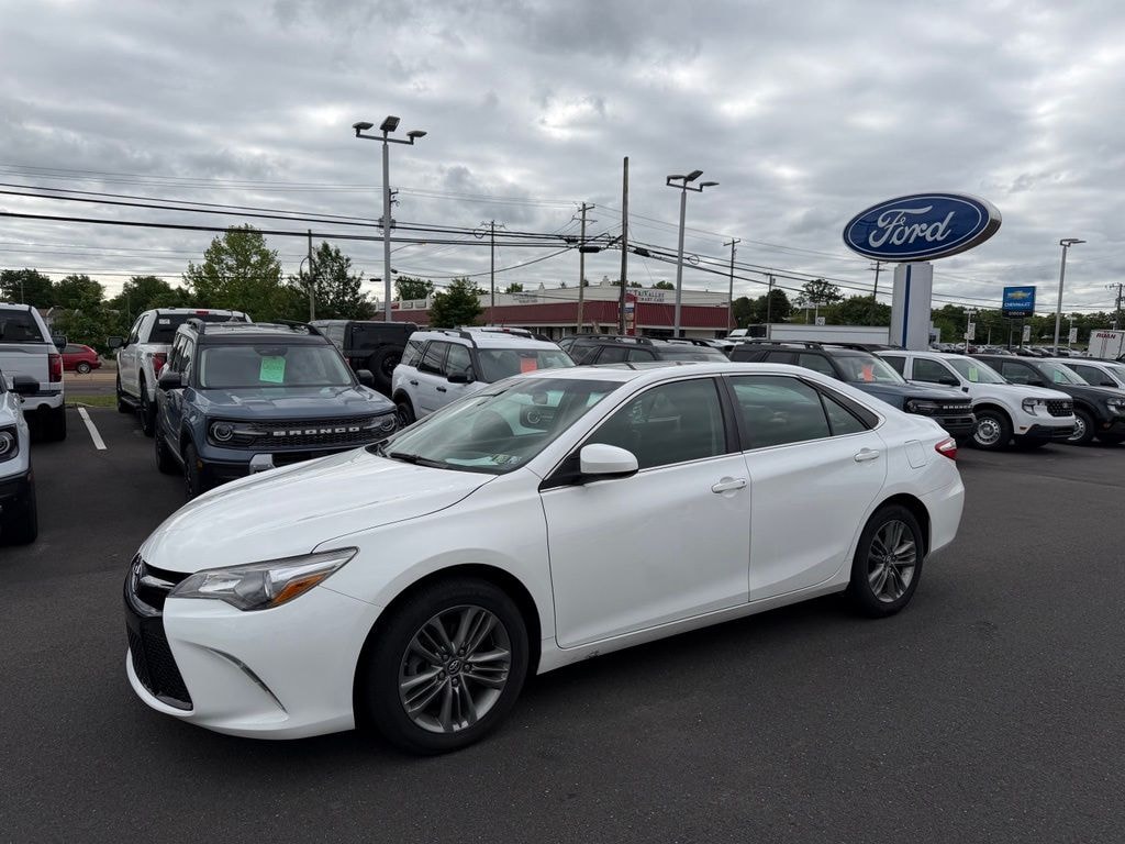 Used 2017 Toyota Camry SE Sedan