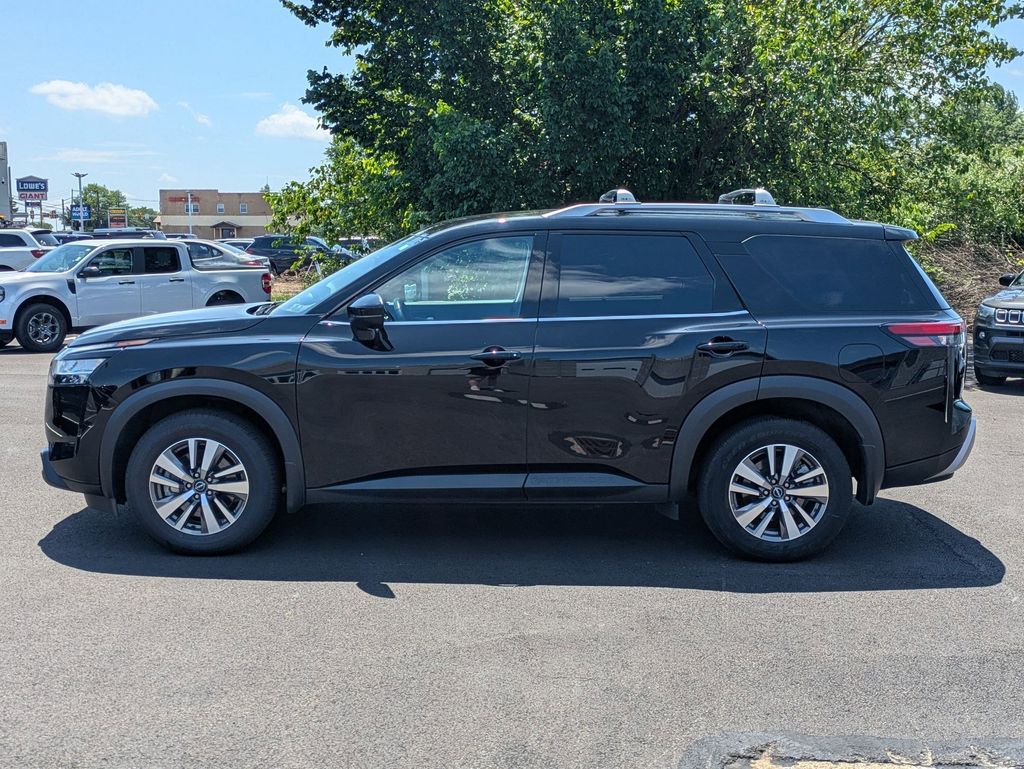 2022 Nissan Pathfinder SL photo 3