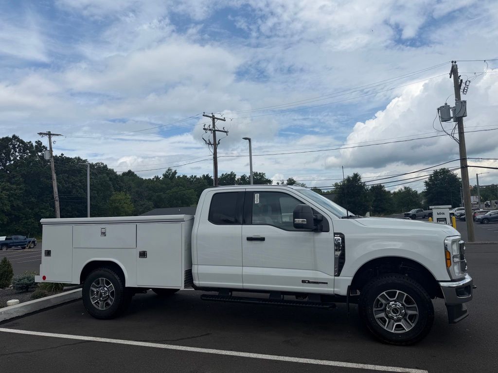 2025 Ford F-350 Super Duty Chassis Cab XLT - Photo 14