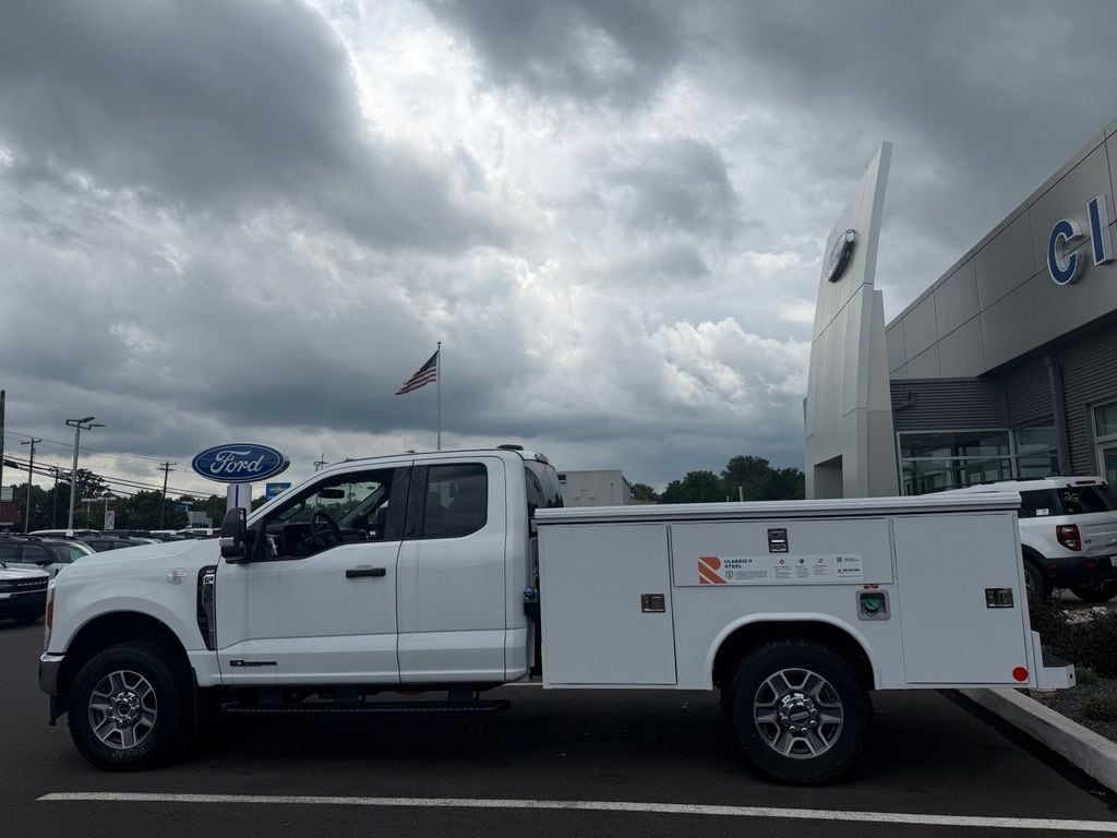 2025 Ford F-350 Super Duty Chassis Cab XLT - Photo 7