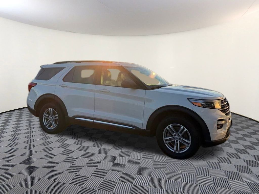2022 Ford Explorer XLT's photo