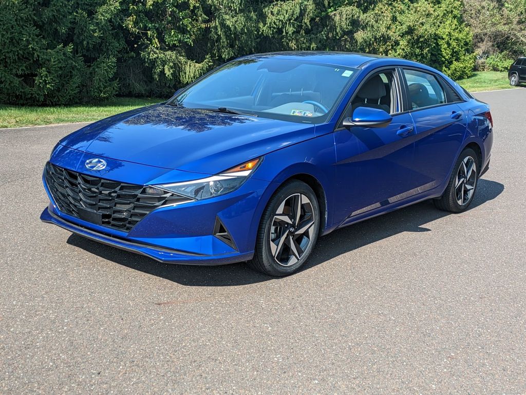 2023 Hyundai Elantra SEL photo 3