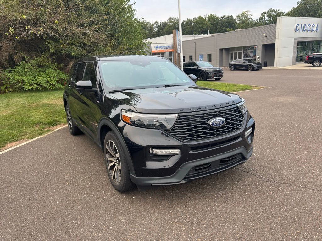 2022 Ford Explorer ST-Line photo 2