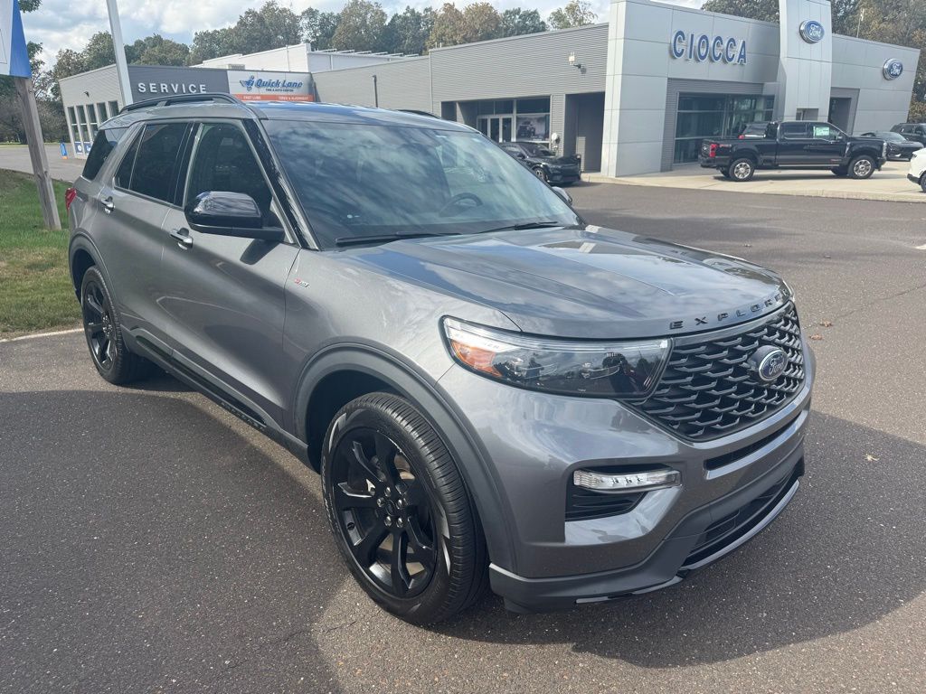 2022 Ford Explorer ST-Line photo 2