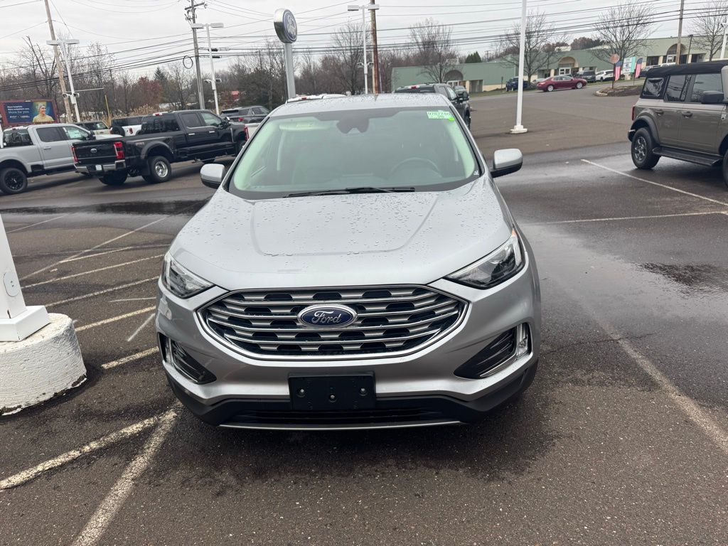 2022 Ford Edge SEL photo 2
