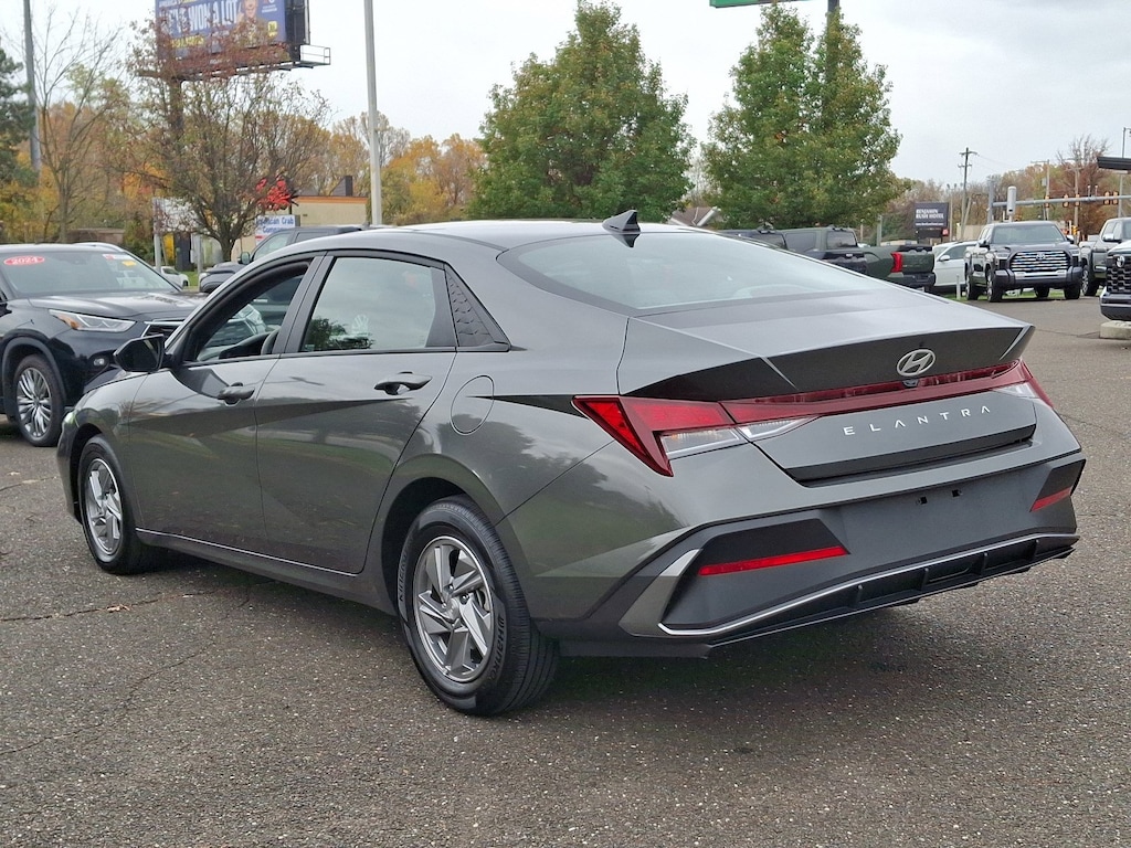 Used 2025 Hyundai Elantra SE Sedan