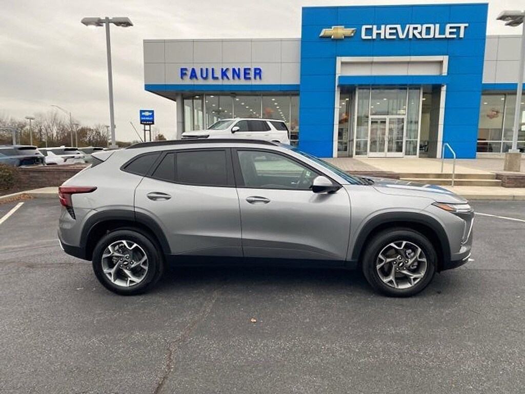 Used 2025 Chevrolet Trax LT SUV