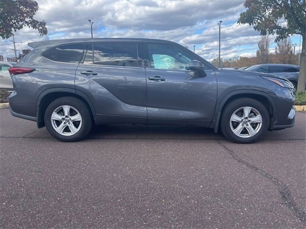 Used 2022 Toyota Highlander LE SUV