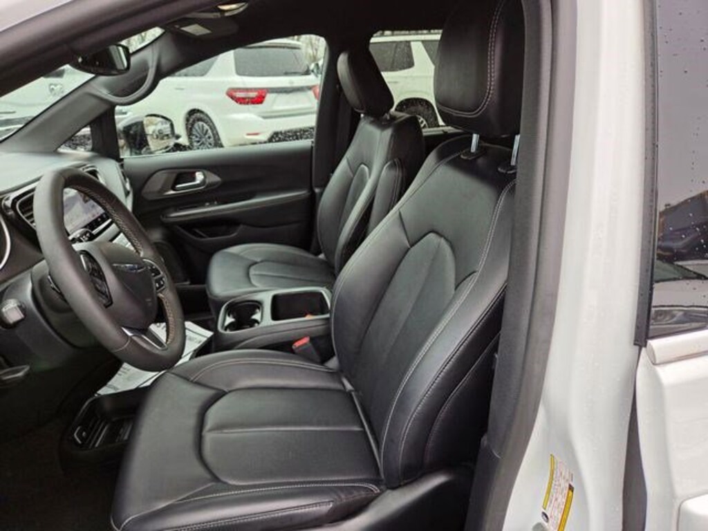 Used 2025 Chrysler Pacifica Select Van Passenger Van