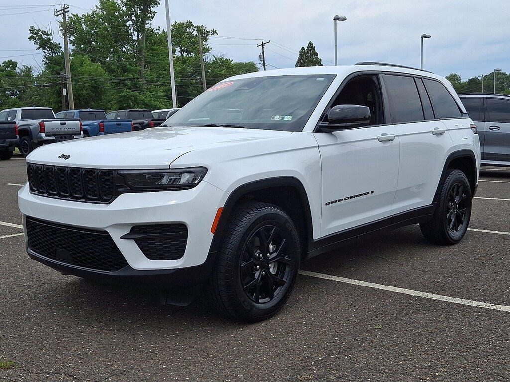 Used 2025 Jeep Grand Cherokee Altitude SUV