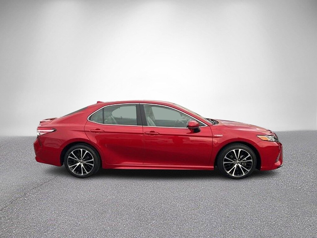 Used 2020 Toyota Camry Hybrid SE Sedan
