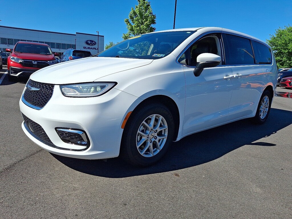 Used 2023 Chrysler Pacifica Touring L Van Passenger Van