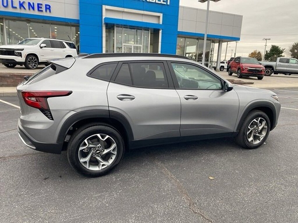Used 2025 Chevrolet Trax LT SUV