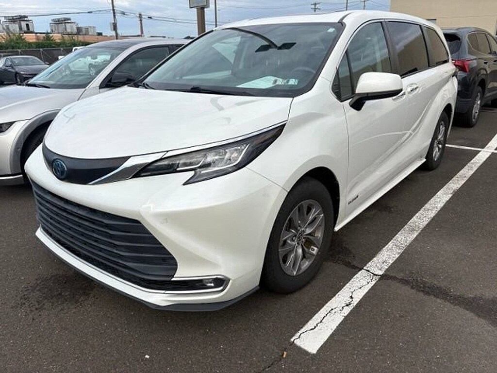 Used 2021 Toyota Sienna XLE Van