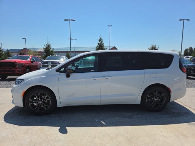 2026 Chrysler Pacifica Select - Photo 11