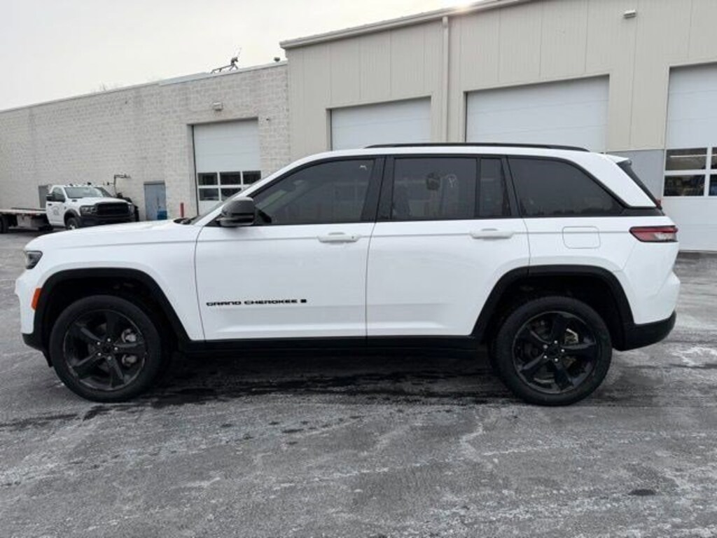 Used 2023 Jeep Grand Cherokee Limited SUV