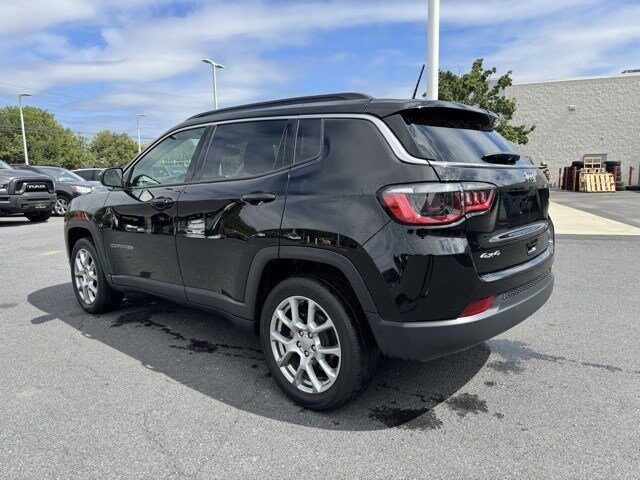 2022 Jeep Compass Latitude Lux photo 3