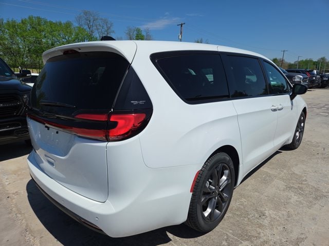 2026 Chrysler Pacifica Select - Photo 16