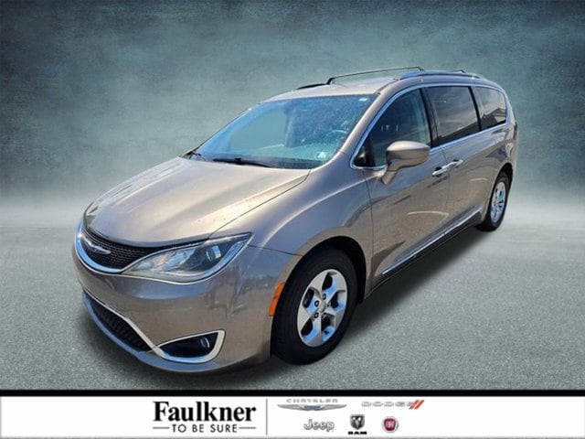 2017 Chrysler Pacifica Touring-L Plus's photo