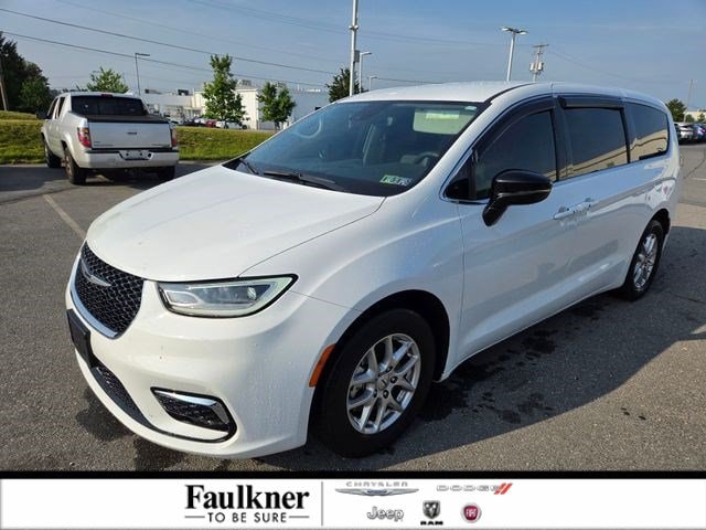 2024 Chrysler Pacifica Touring L's photo